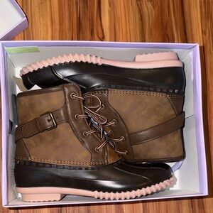 Steve Madden Brown and Pink Lace-Up Duck Boots